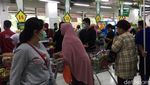 Penampakan Swalayan Diserbu Pembeli