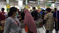 Para pembeli antre untuk membaayar barang belanjaan.
