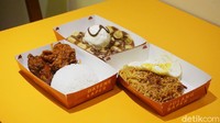 Mengusung konsep grab-to-go, warung makan ini memiliki ruang makan yang kecil namun cukup nyaman dengan adanya AC dan meja berwarna kuning cerah. Serta tempelan poster berisi kata-kata modus yang bikin pengunjung tertawa. Di sini menyajikan berbagai makanan berat dan camilan yang kekinian dan tengah hits.  Foto: doc. detikfood