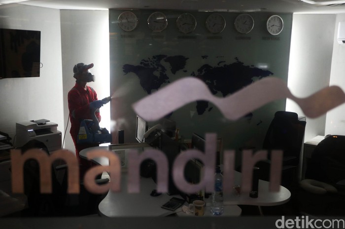 Penyemprotan Disinfektan di Bank mandiri Petugas melalukan penyemprotan disinfektan di Kantor Bank Mandiri Cabang Thamrin, Jakarta, Senin (16/3/2020). Penyemprotan ini dilakulan guna mencegah penyebaran virus corona.