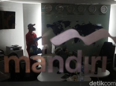 Penyemprotan Disinfektan di Bank Mandiri