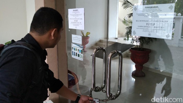 Kolam renang di kampus UNY, Wates, Kulon Progo ditutup sebagai upaya mencegah penyebaran wabah virus Corona, Senin (16/3/2020).