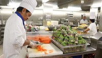 Ribuan chef serta pegawai bekerja di sini menggunakan metode shifts atau jam kerja.  Foto: Istimewa
