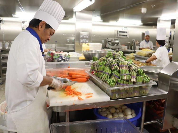 Sajikan 30 Ribu Makanan, Ini Kesibukan Dapur Kapal Pesiar Terbesar di Dunia!
