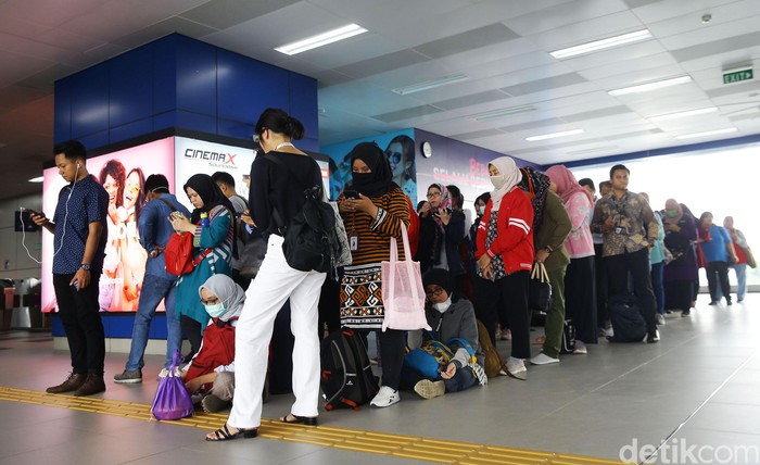 Penumpang di Stasiun MRT Fatmawati Membludak Jadwal operasional MRT dipersingkat untuk mencegah penyebaran virus corona. Pagi ini, terjadi antrian panjang di Stasiun MRT Fatmawati, Jakarta, Senin (16/3).