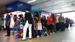 Potret Antrean Panjang Penumpang Stasiun MRT Fatmawati