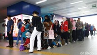 Penumpang mengantri memasuki rangkaian ratangga di Stasiun MRT Fatmawati, Jakarta, Senin (16/3/2020).