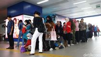 Potret Antrean Panjang Penumpang Stasiun MRT Fatmawati Potret Antrean Panjang Penumpang Stasiun MRT Fatmawati
