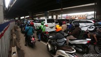 Warga juga memilih naik kendaraan pribadi untuk menghindari keramaian di transportasi massal.