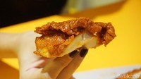 Di sini ayam berlapis tepung yang sudah digoreng hingga garing, dibaluri saus Samyang Bulldark Spicy Chicken khas Korea yang ekstra pedas kemudian ditumis hingga semua bumbunya meresap ke dalam ayam. Foto: doc. detikfood