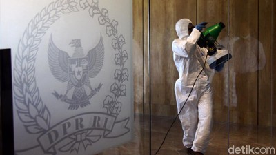 Giliran Gedung DPR Disterilkan dengan Disinfektan