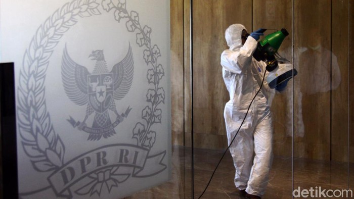 Guna mencegah penyebaran virus Covid-19, Sekretariat DPR melakukan penyemprotan cairan disinfektan di Kompleks Parlemen, Senayan, Jakarta, Senin (16/3/2020). Penyemprotan ini bertujuan agar Kompleks Parlemen terhindar dari virus corona sehingga penyebarannya tidak meluas ke wilayah lain.