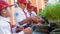 Sebelum masuk kelas, siswa dan guru pun mencuci tangan.