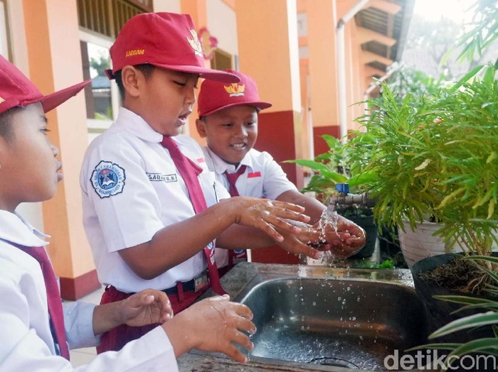 Instruksi Gubernur Jateng untuk meliburkan sekolah belum berlaku di Banjarnegara. Hari ini Senin (16/3), siswa SD dan SMP masih masuk sekolah seperti biasa.