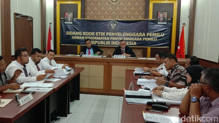 7 Komisioner KPU Sumut disidang DKPP (Ahmad Arfah Fansuri Lubis/detikcom)