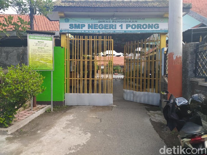 Banyak sekolah di Sidoarjo yang diliburkan untuk mencegah penyebaran virus corona. Namun ada beberapa sekolah yang masih aktif seperti SMP Negeri 3 Porong.