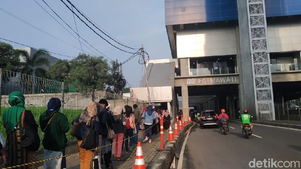 Potret Antrean Penumpang Meluber hingga Keluar Stasiun MRT