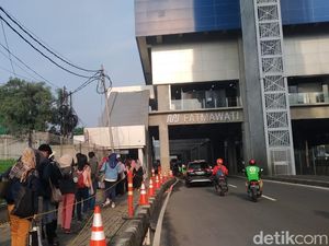 Potret Antrean Penumpang Meluber hingga Keluar Stasiun MRT