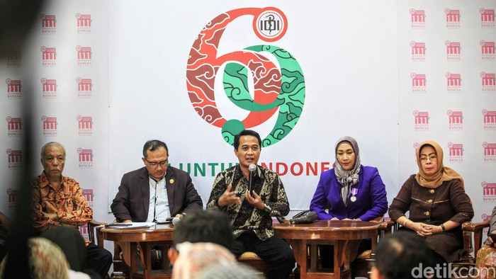 IDI Angkat Bicara Terkait Virus Corona Ketua Umum Pengurus Besar (PB) IDI, Daeng Mohammad Faqih bersama sejumlah pengurus IDI memberi pernyataan pers di kantor Pusat IDI Jakarta, Senin (16/3/2020). Salah satu pernyataan IDI yakni membolehkan data pasien yang positif Corona untuk diumumkan kepada publik.