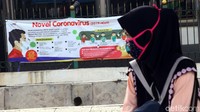 Spanduk mengenai virus corona dipajang stasiun.