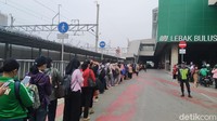 Antrean di MRT Lebak Bulus mencapai 150 meter. 