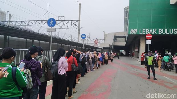 Kondisi antrean di stasiun MRT Lebak Bulus pagi ini