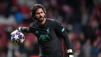 14. Alisson Becker dengan nilai 175/200. Kiper yang membela Liverpool ini berperan banyak dalam menjaga performa moncer si Merah dalam berbagai kompetisi. Foto: Getty Images/Michael Regan