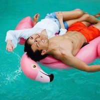 Menunda rencana pernikahan mereka, Jessica Iskandar dan Richard Kyle yang sudah melakukan banyak pemotretan bagai foto prewedding itu memberikan pesan untuk para netizen di Instagramnya. Yuk sama-sama lawan dengan cuci tangan sesering mungkin, jangan keluar rumah kalau tidak penting, jangan keluar rumah saat sakit, hubungi dokter jika merasa ciri-ciri virus corona. Berjarak minimum 1 meter saat harus bicara dengan orang lain. Jangan menimbun masker dan makanan, kata Jessica. Foto: Instagram @inijedar