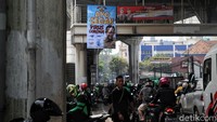 Spanduk cukup besar tersebut berisi anjuran dan upaya pencegahan virus Corona disertai gambar Gubernur DKI Jakarta Anies Baswedan.