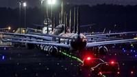 Pesawat Lufthansa diparkir di landasan pacu di bandara di Frankfurt, Jerman, Minggu, 15 Maret 2020. Frank Rumpenhorst/dpa via AP.