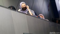 Para penumpang memakai masker saat mengantre.