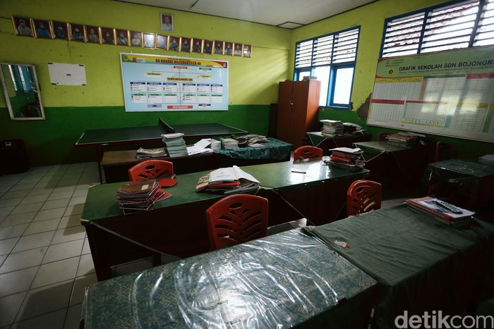 Dampah wabah corona, Pemkab Bogor turut mengeluarkan kebijakan meliburkan sekolah. Tampak suasana di SDN Bojongkulur, Kabupaten Bogor, kosong melompong.