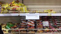Beberapa produk lainnya seperti mi instan juga diborong.