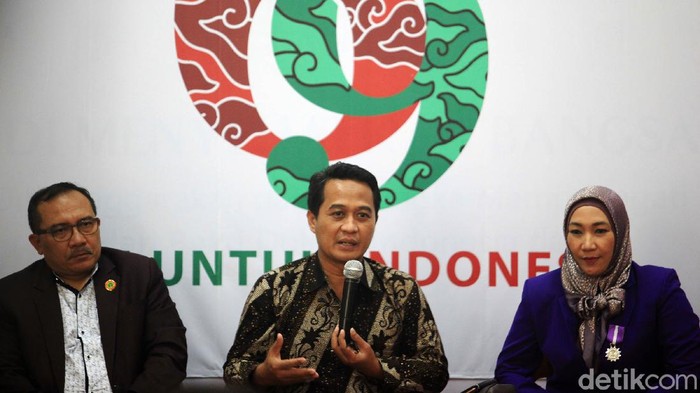 Ketua Umum Pengurus Besar (PB) IDI, Daeng Mohammad Faqih bersama sejumlah pengurus IDI memberi pernyataan pers di kantor Pusat IDI Jakarta, Senin (16/3/2020). Salah satu pernyataan IDI yakni membolehkan data pasien yang positif Corona untuk diumumkan kepada publik.