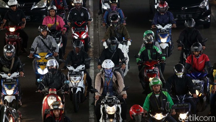 Aturan ganjil genap dicabut guna mengatasi penyebaran virus corona. Akibatnya, pagi tadi kendaraan menumpuk di Jalan DI Pandjaitan, Jakarta.