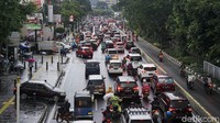 Sebagian kendaraan bermotor menerobos jalur TransJakarta untuk menghindari kemacetan di Jalan Salemba Raya.