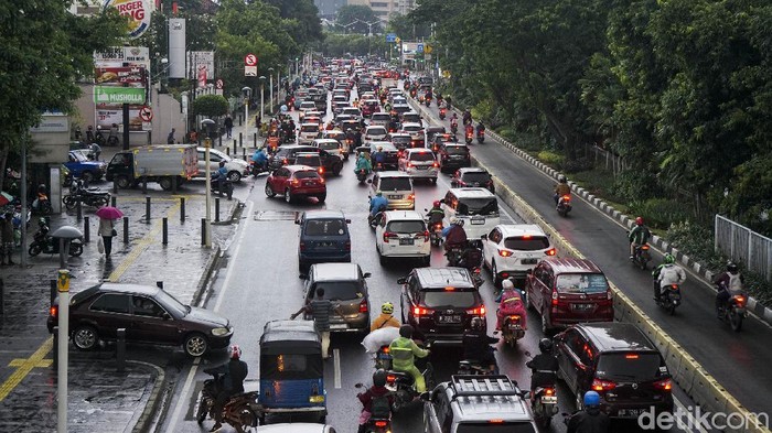 Kendaraan mengalami kemacetan di Jalan Salemba Raya, Jakarta Pusat, Senin (16/3/2020). Pemprov DKI Jakarta hari ini tidak memberlakukan aturan ganjil genap, untuk mengatasi penyebaran virus corona.