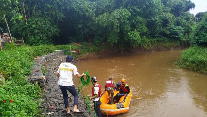 Petugas lakukan pencarian pria yang diduga hanyut terbawa arus sungai.