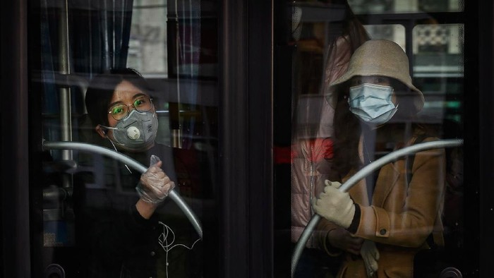 China Outbreak Coronavirus BEIJING, CHINA - MARCH 12: Chinese women wear protective masks as they ride the bus in the central business district on March 12, 2020 in Beijing, China. The number of cases of the deadly new coronavirus COVID-19 being treated in China dropped to below 15,000 in mainland China Thursday, in what the World Health Organization (WHO) declared a global public health emergency last month. China continued to lock down the city of Wuhan, the epicentre of the virus, in an effort to contain the spread of the pneumonia-like disease but has moved to ease restrictions in other parts of the province. Officials in Beijing have put in place a mandatory 14 day quarantine for all people returning to the capital from other places in China and abroad. The number of those who have died from the virus in China climbed to over 3173 on Thursday, mostly in Hubei province, and cases have been reported in many other countries including the United States, Canada, Australia, Japan, South Korea, India, Iran, Italy, the United Kingdom, Germany, France and several others. The World Health Organization has warned all governments to be on alert and raised concerns over a possible pandemic. Some countries, including the United States, have put restrictions on Chinese travellers entering and advised their citizens against travel to China.(Photo by Kevin Frayer/Getty Images)