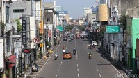 Tampak kendaraan melaju kenacang karena jalan lengang.