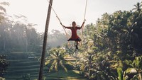 Seperti diberitakan Thecut, Lauren dulunya merupakan asisten dokter ggi. Awalnya, dia menambung untuk bisa traveling namun malah kecanduan dan kehabisan uang (Instagram Lauren Bullen)