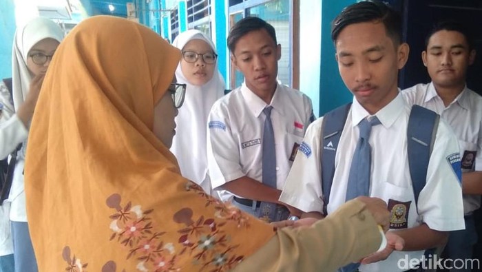 Pelaksanaan Ujian Nasional Berbasis Komputer (UNBK) SMK di Jawa Timur tetap berlangsung hari ini