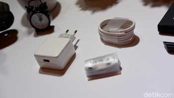 Selain itu disertakan charger, kabel data USB Type C dan earphone. Foto: Adi Fida Rahman/detikINET