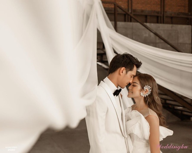 Dari dua tanggal yang sudah ditetapkan untuk acara pernikahan, Jessica Iskandar dan Richard Kyle memutuskan menunda semuanya. Penundaan tersebut dilakukan hingga batas waktu yang tidak ditentukan. Ini i semua kami lakukan semata-mata karena kami sayang kepada tamu keluarga dan kerabat dan demi menjaga keselamatan dan keamanan semua pihak, ujar artis yang terlahir dari orangtua bernama Wulandari dan Hardi Iskandar itu. Foto: Instagram @inijedar