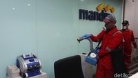 Seluruh ruangan disemprot disinfektan.