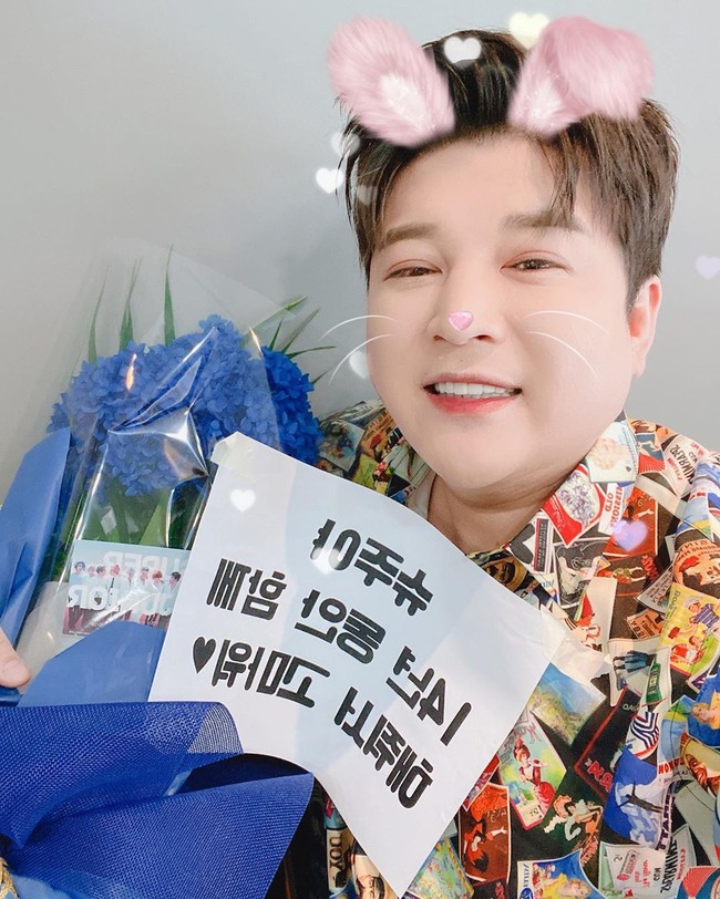 Dalam sebuah wawancara radio, Shindong mengaku selalu menimbang berat badan dua kali sehari yakni pagi dan malam untuk memastikan programnya berjalan sesuai rencana. Beberapa tips kurus dari Shindong yang dibaginya adalah makan dengan porsi sama dan lebih sering serta tidur cukup. Foto: Instagram @earlyboysd