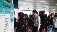 Seorang penumpang bernama Rahma Aprilia, dia juga sudah berada di situ hampir 30 menit. Meski terlambat masuk kantor, dia tetap memaklumi perubahan kebijakan saat ini.