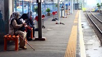 Sehingga terlihat berkurangnya penumpang kereta di Stasiun Depok, Jawa Barat.