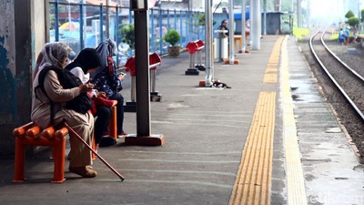 Imbas Wabah Corona, Penumpang di Stasiun Depok Berkurang
