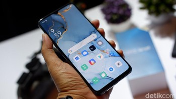 Oppo Reno3 hadir dengan layar Super AMOLED dengan notch tetesan air. Foto: Adi Fida Rahman/detikINET